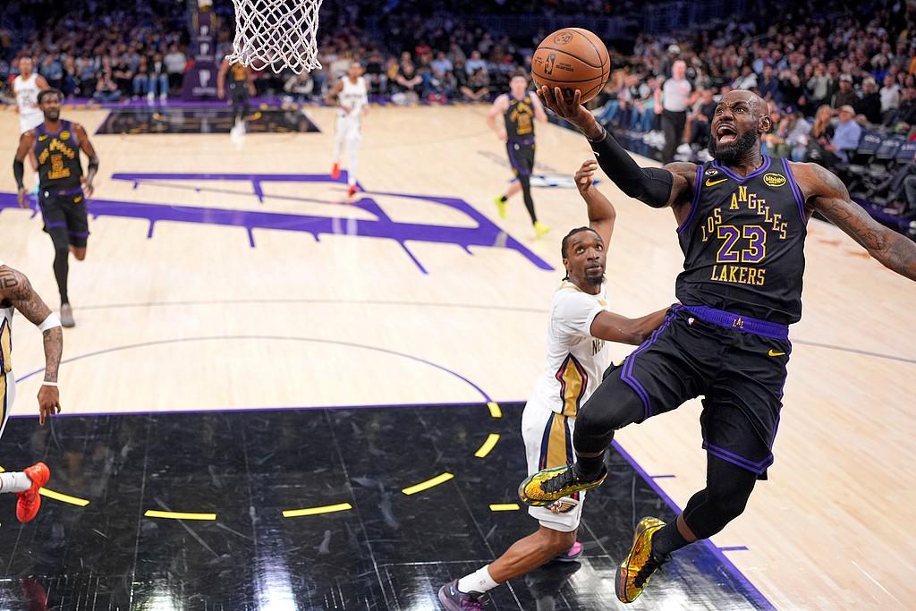 开云体育app官方下载-两分球全中，詹姆斯12投8中拿下21分7板7助，正负值+3